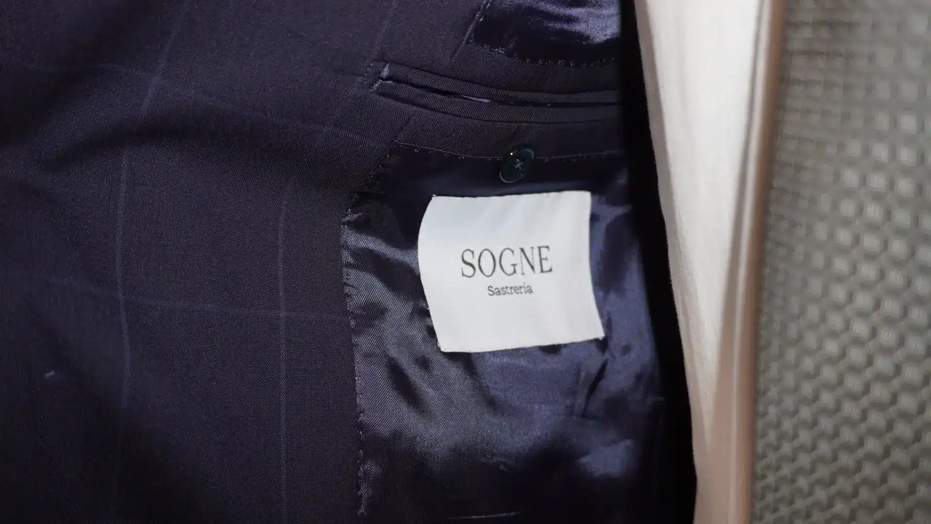 Sastre tomando medidas sastrería a medida